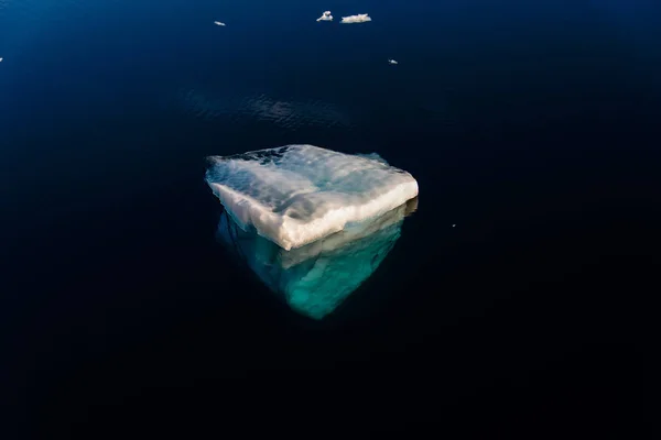 Iceberg Mar Ondulado — Fotografia de Stock