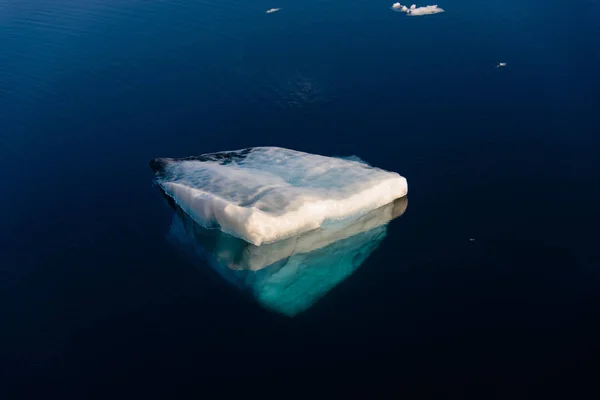Isberg Vågiga Havet — Stockfoto