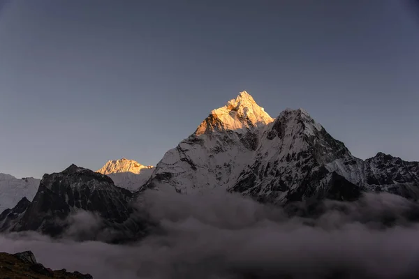 Gündüz Ama Dablam Manzaraya — Stok fotoğraf