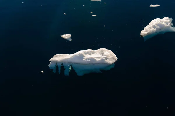 Айсберг Волнистом Море — стоковое фото