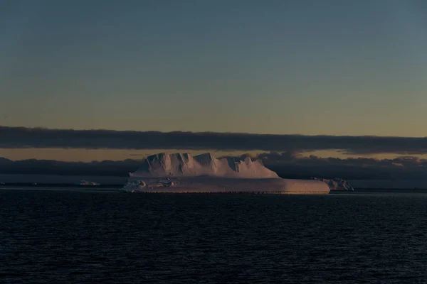 氷山と美しい南極海の風景 — ストック写真