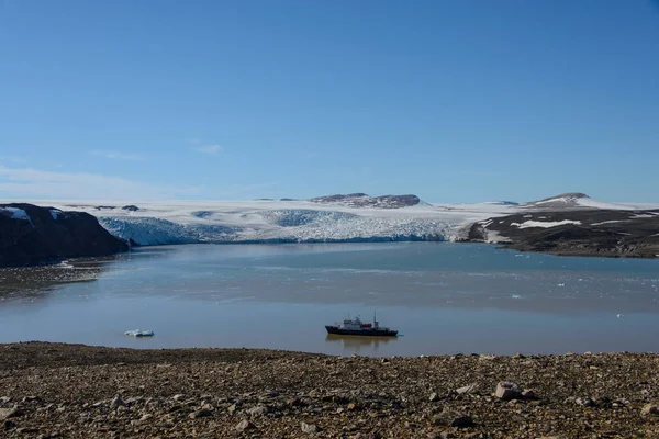 Antarktiska Landskapet Med Expeditionshipen Vatten — Stockfoto