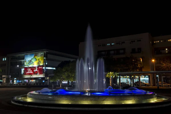 Brunnen Und Leuchtreklamen Gebäuden Malerischem Stadtbild Montenegro — Stockfoto