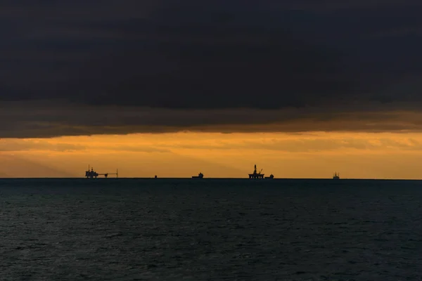 Meereslandschaft Bei Sonnenuntergang Mit Silhouetten Auf Schiffen Und Maschinen Dunklen — Stockfoto