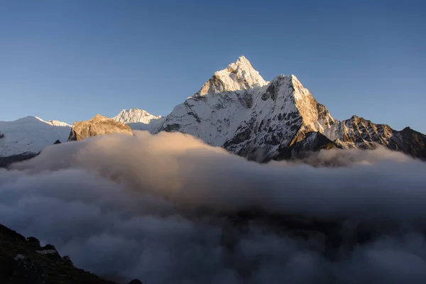 Gündüz Ama Dablam Manzaraya — Stok fotoğraf