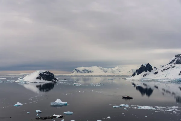 Bela Paisagem Marinha Antártica Com Iceberg — Fotografia de Stock