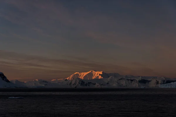 Mooie Antarctische Zeegezicht Met Ijsberg — Stockfoto