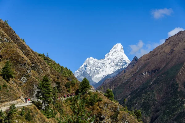 Ama Dablam Προβολή Κατά Διάρκεια Της Ημέρας — Φωτογραφία Αρχείου