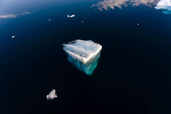 Iceberg Nel Mare Ondulato — Foto Stock