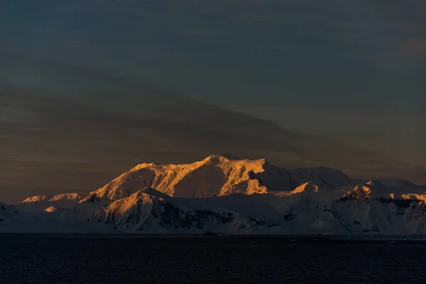 美丽的南极海景与冰山 — 图库照片