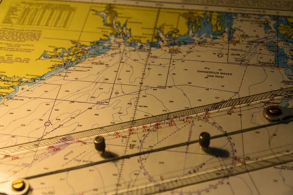 导航地图和指南针 — 图库照片
