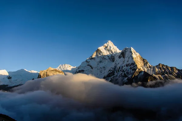 Gündüz Ama Dablam Manzaraya — Stok fotoğraf