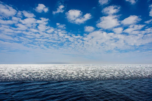 Скала Снегом Море — стоковое фото
