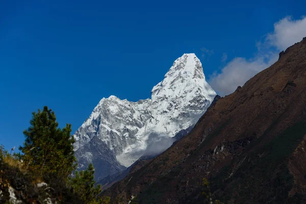 Ama Dablam Προβολή Κατά Διάρκεια Της Ημέρας — Φωτογραφία Αρχείου