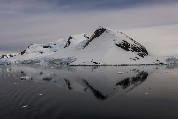 Paisaje Antártico Con Iceberg Imagen de stock