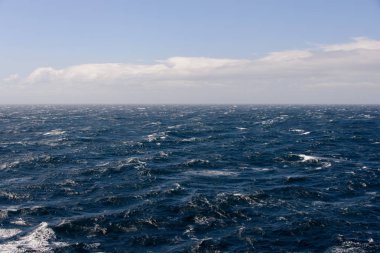 Gündüz güzel fırtınalı denizde