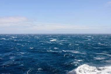 Gündüz güzel fırtınalı denizde