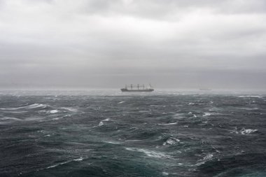 Gemi fırtınalı denizde