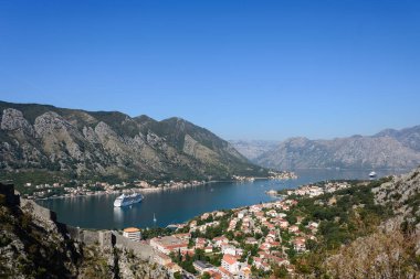 Kotor Koyu'ndaki güzel görünümüne Hill