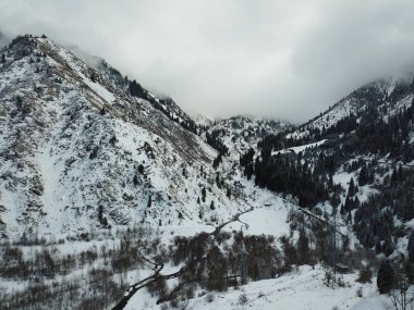 Gündüz, karlı dağ manzarası