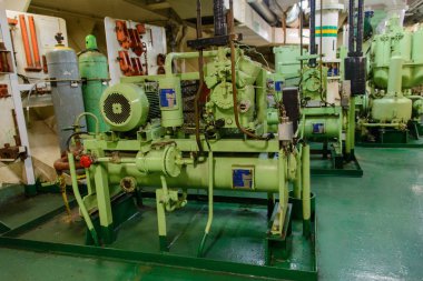 Büyük gemi iç makine dairesi