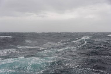 Gündüz güzel fırtınalı denizde