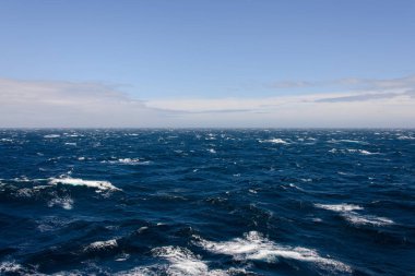 Gündüz güzel fırtınalı denizde