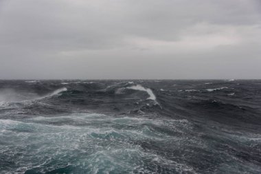 Gündüz güzel fırtınalı denizde