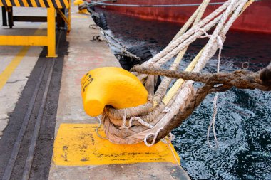 Rıhtımda baba ile bağlama ipleri