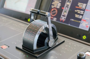 Direksiyon dişli ile gemi kontrol panelinde