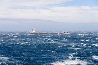 Gemi fırtınalı denizde