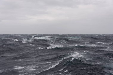 Gündüz güzel fırtınalı denizde
