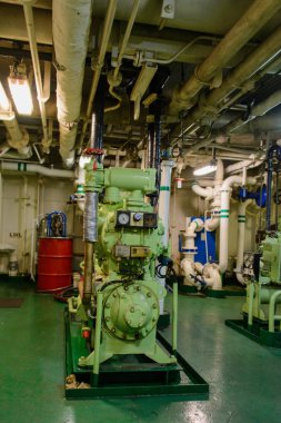 Büyük gemi iç makine dairesi