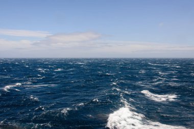 Gündüz güzel fırtınalı denizde