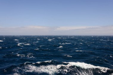 Gündüz güzel fırtınalı denizde