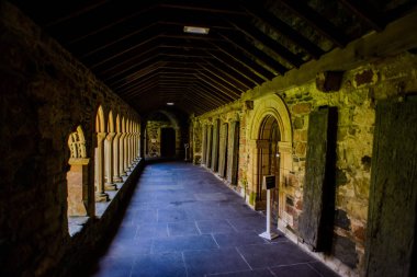 İç koridor Ortaçağ Iona Abbey üzerinde Isle of Iona, Scotland, Büyük Britanya