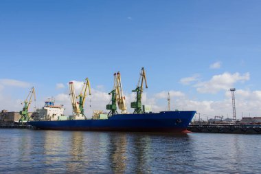 Yük gemisi limanda palamarla