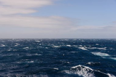 Gündüz güzel fırtınalı denizde