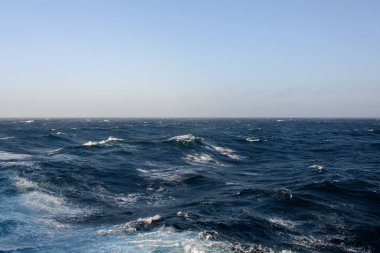 Güzel fırtınalı deniz manzaralı