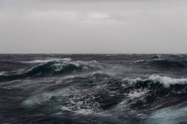 Gündüz güzel fırtınalı denizde