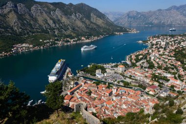 Kotor Koyu'ndaki güzel görünümüne Hill