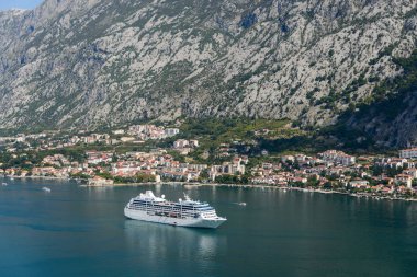 Kotor Koyu'ndaki güzel görünümüne Hill
