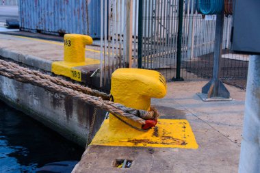 Rıhtımda baba ile bağlama ipleri