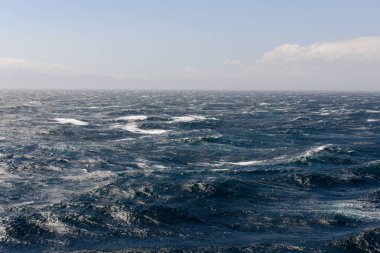 Gündüz güzel fırtınalı denizde