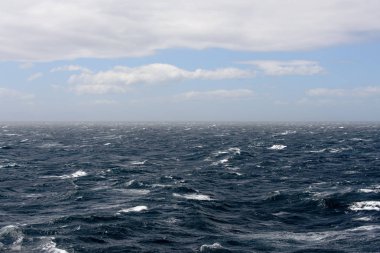 Gündüz güzel fırtınalı denizde