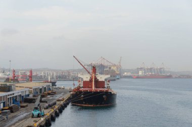 Bir limanda palamarla gemi