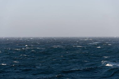 Gündüz güzel fırtınalı denizde