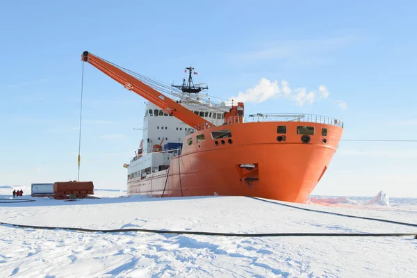 氷の中の探検船 — ストック写真