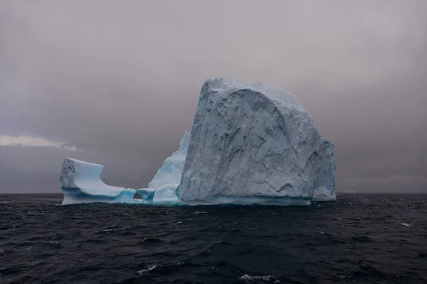 Hermosa Vista Del Paisaje Con Iceberg —  Fotos de Stock