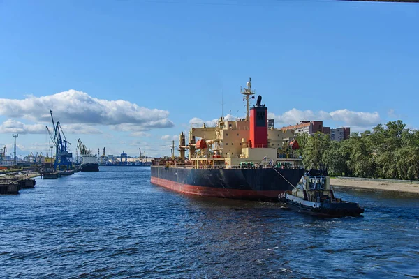 Towing Cargo Vessel Port — Stock Photo, Image